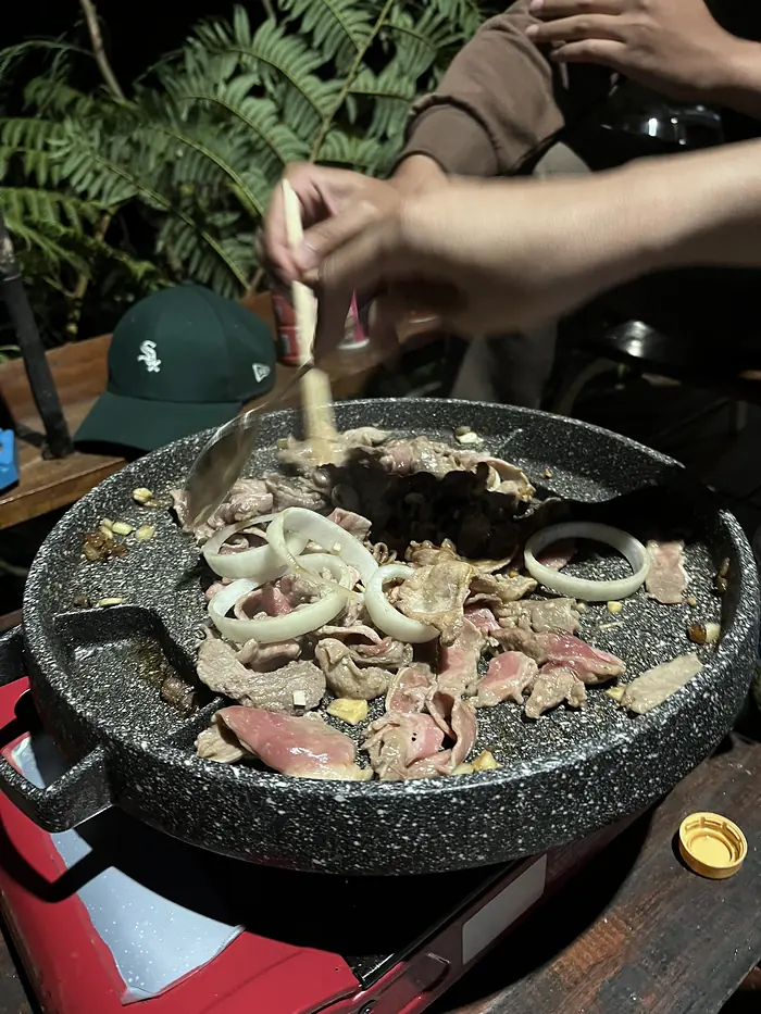 Daging dan bawang dipanggang di atas pemanggang bulat