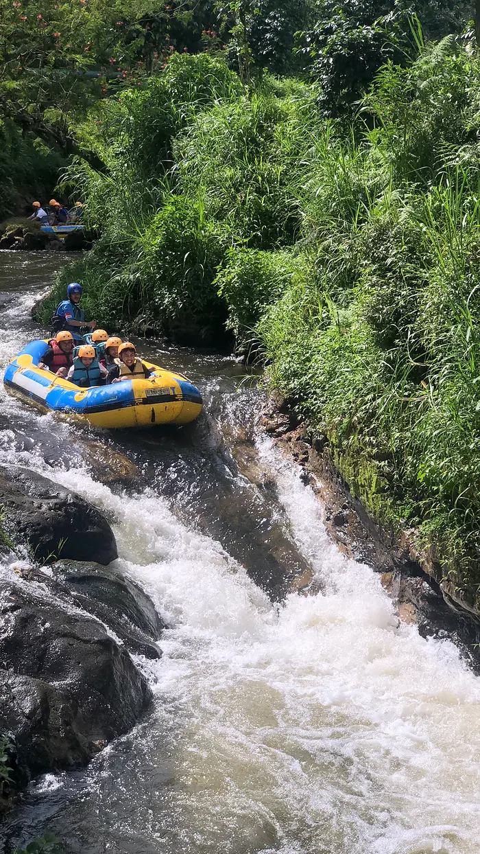 Perahu rafting menyusuri arus sungai